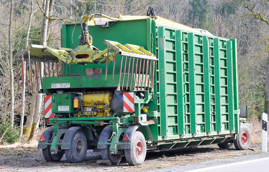 Deutschland: Ein mobiles Hackschnitzellager für den Einsatz im Kleinprivatwald. 200 Schüttraummeter passen in das hydraulisch aufklappbare und transportable Lager.