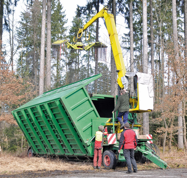 Deutschland: Ein mobiles Hackschnitzellager für den Einsatz im Kleinprivatwald. 200 Schüttraummeter passen in das hydraulisch aufklappbare und transportable Lager.