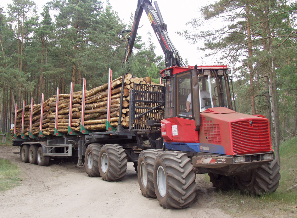 Deutschland: Valmet-Rückezug mit aufgesatteltem Kurzholzauflieger. Der Rückezug belädt den Trailer im Wald, sattelt ihn auf und bringt ihn danach zu einer Lkw-fähigen Straße.