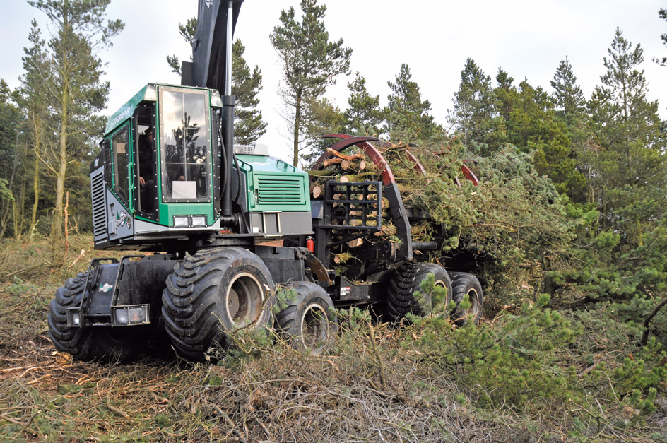 Dänemark: Dieser Timber Pro ist zu einem Biomasse-Transporter umgebaut worden. Mit Hilfe der Klemmrungen läßt sich das Reisigmaterial komprimieren, so daß eine große Menge Reisig mitgenommen werden kann.