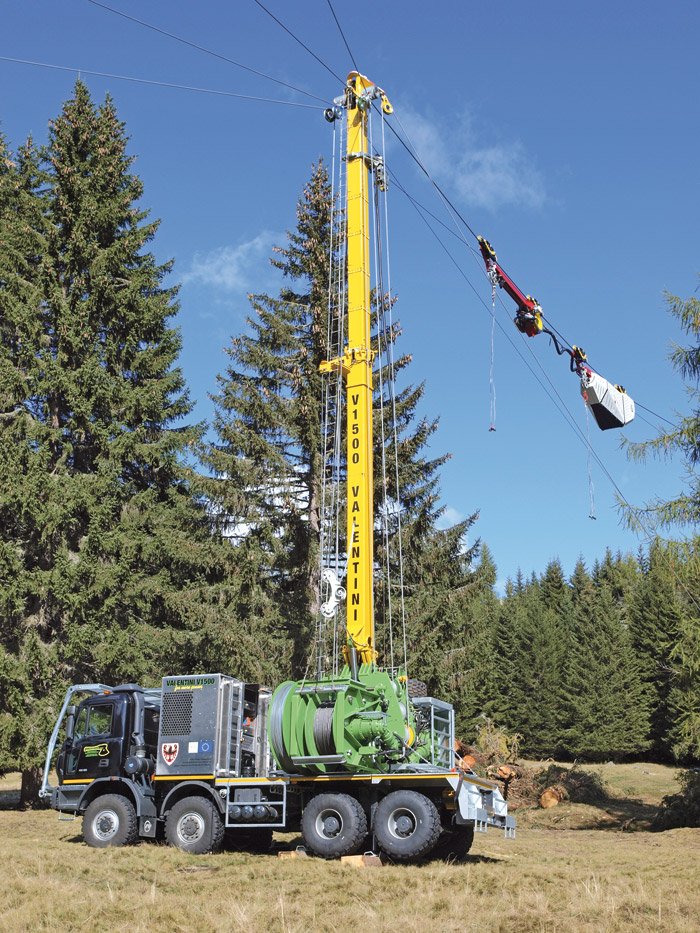 Italien: Im Trentino arbeitet eine Langstrecken-Seilbahn, der Valentini V 1500. Das ist zur Zeit der größte mobile Seilkran Europas. Eingesetzt vom Unternehmen Gurndin aus Südtirol.