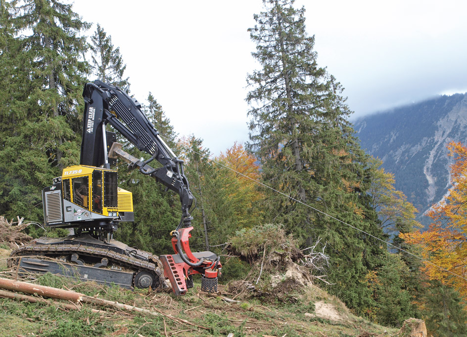 Deutschland: Das Unternehmen GS-Forst setzt für Spezialaufgaben im Allgäu einen Timber Pro mit Raupenlaufwerk, einem starken SP-Aggregat und einer Seilwinde im Hubarm ein.